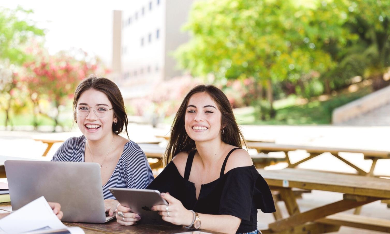 Profesionales trabajando en estrategias financieras personalizadas