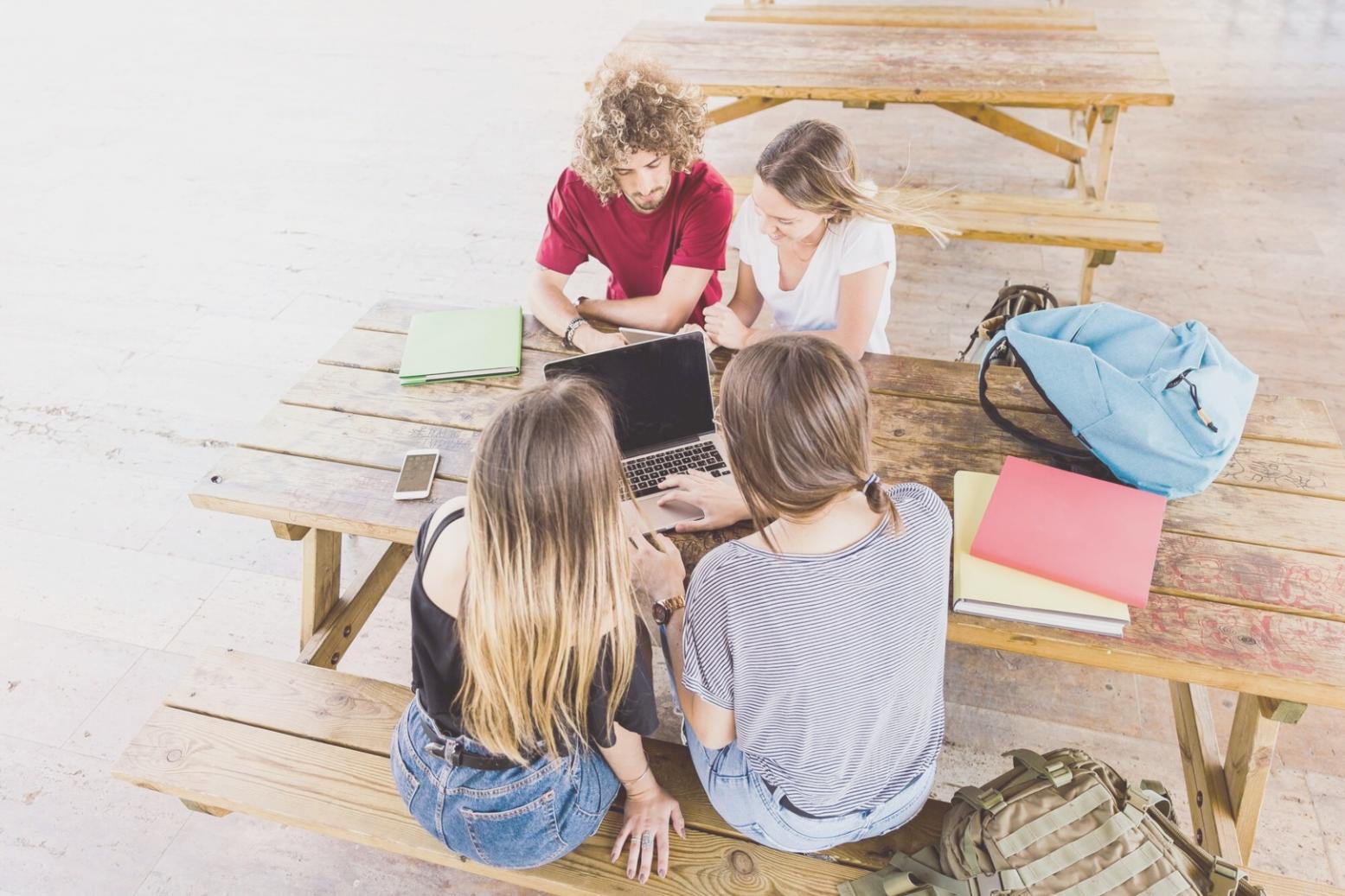 Estudiante trabajando con material de finanzas personalizado en un ambiente de aprendizaje moderno