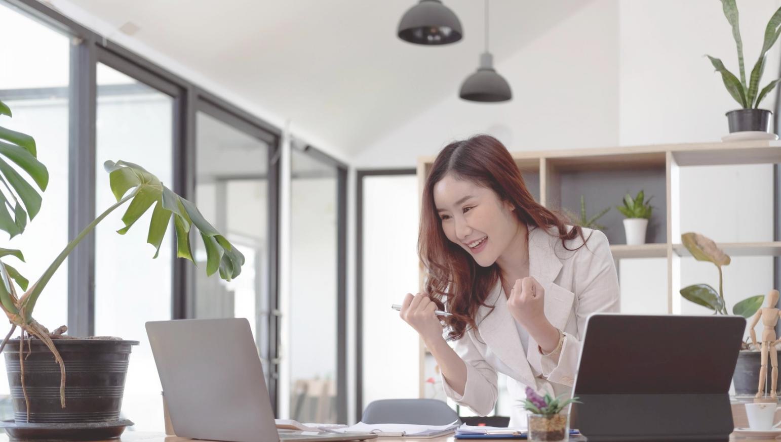 Estudiantes participando en taller interactivo de finanzas