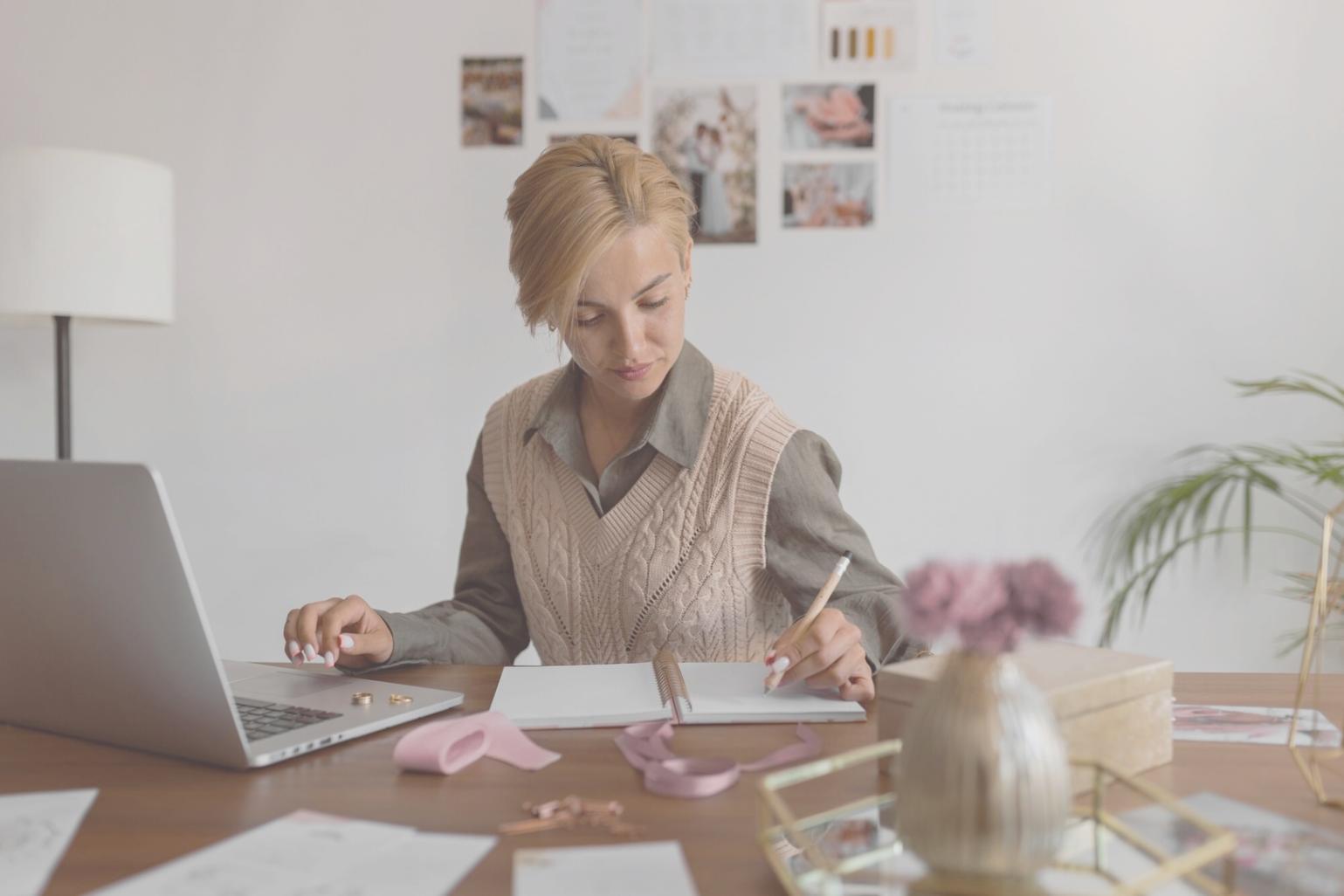 Equipo de asesores financieros en reunión de trabajo